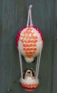 Needlefelt Miniature Sparkly Balloon Hog Window Decoration