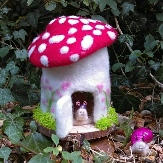 Happy Snail House – Pretty Needlefelt Miniature Decorated Toadstool
